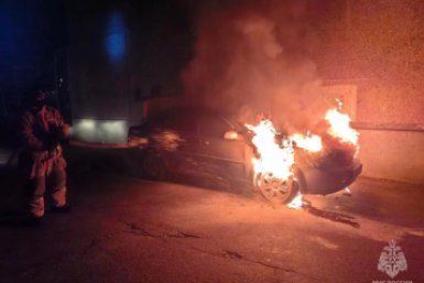 МЧС: автомобили стали чаще гореть из-за холодов - огонь уничтожил две машины в Иркутске