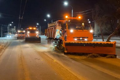Из-за мощных снегопадов усилили работу дорожных служб в Иркутске