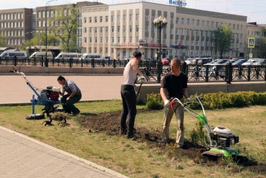 В сквере Кирова в Иркутске начали благоустраивать цветочные клумбы Мария Оленникова, IrkutskMedia
