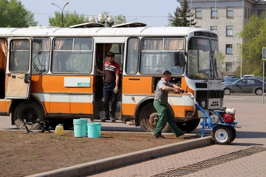 Сотрудники "Горзеленхоза" вспахали и очистили от сорняков землю Мария Оленникова, IrkutskMedia
