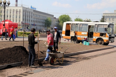 Сотрудники МУПЭП "Горзеленхоз" вспахали и очистили от сорняков землю Мария Оленникова, IrkutskMedia