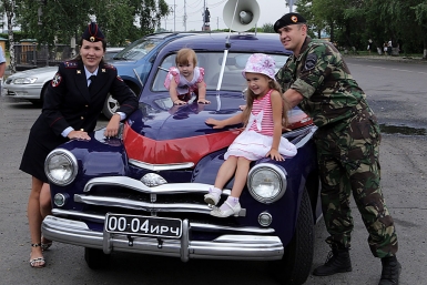 Андрей и Надежда Злыгостевы. Андрей служит в ОМОН, а Надежда - сотрудник пресс-службы в Шелеховском районе Мария Оленникова, IrkutskMedia