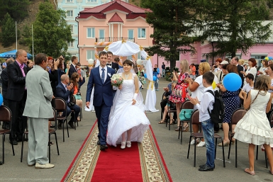 Для молодоженов была проведена старинная русская свадебная церемония "Встреча молодых" Мария Оленникова, IrkutskMedia