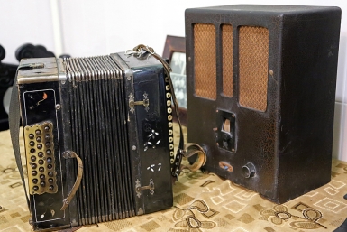 Гармонь и радиоприемник Мария Оленникова, IrkutskMedia