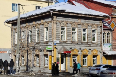 Снег,нависающий над головами прохожих Мария Оленникова, IrkutskMedia