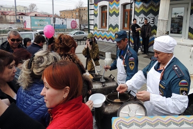 Сотрудники МЧС накормили горожан гречневой кашей и напоили травяным чаем  Тихолоз Виктория, ИА IrkutskMedia