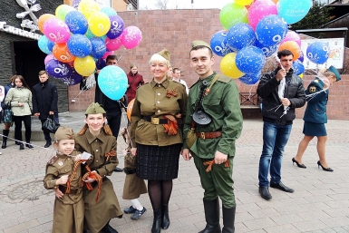 Более 500 георгиевских ленточек раздали жителям Иркутска Тихолоз Виктория, ИА IrkutskMedia