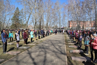 Школьники на траурной церимонии на Амурском кладбище Мария Оленникова, IrkutskMedia