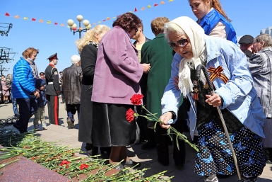 Ветеран возлагает цветы к памятнику Маршала Жукову Мария Оленникова, IrkutskMedia