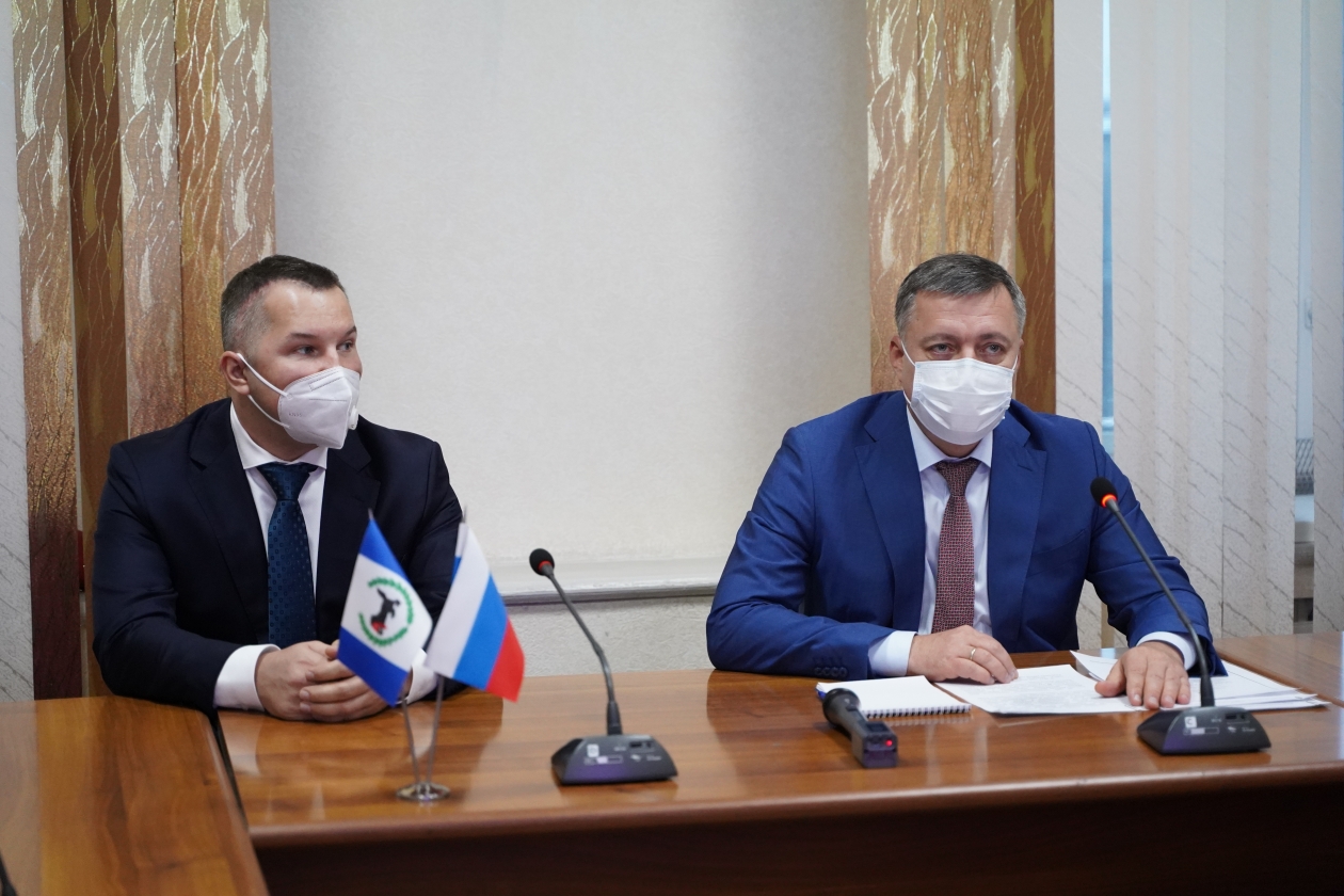 Яков Сандаков (слева) и Игорь Кобзев пресс-служба облправительства