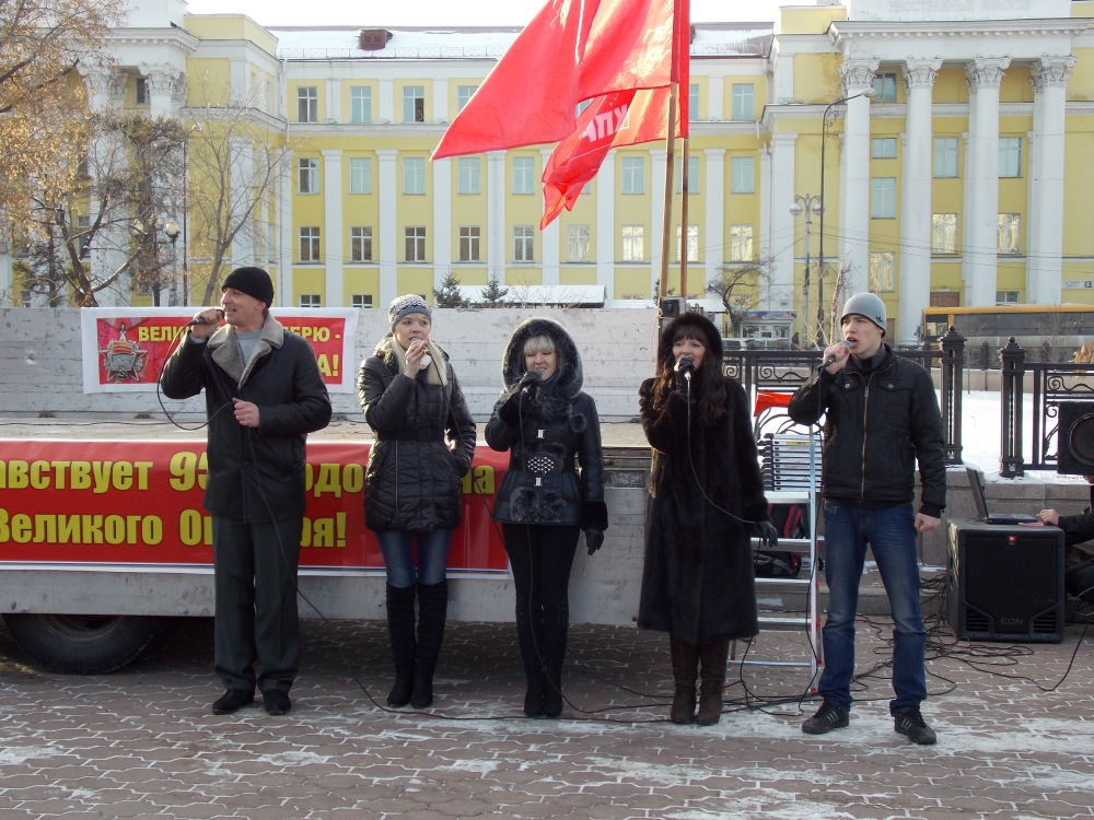 Коммунисты провели митинг, посвященный 95-летию октябрьской революции, в Иркутске