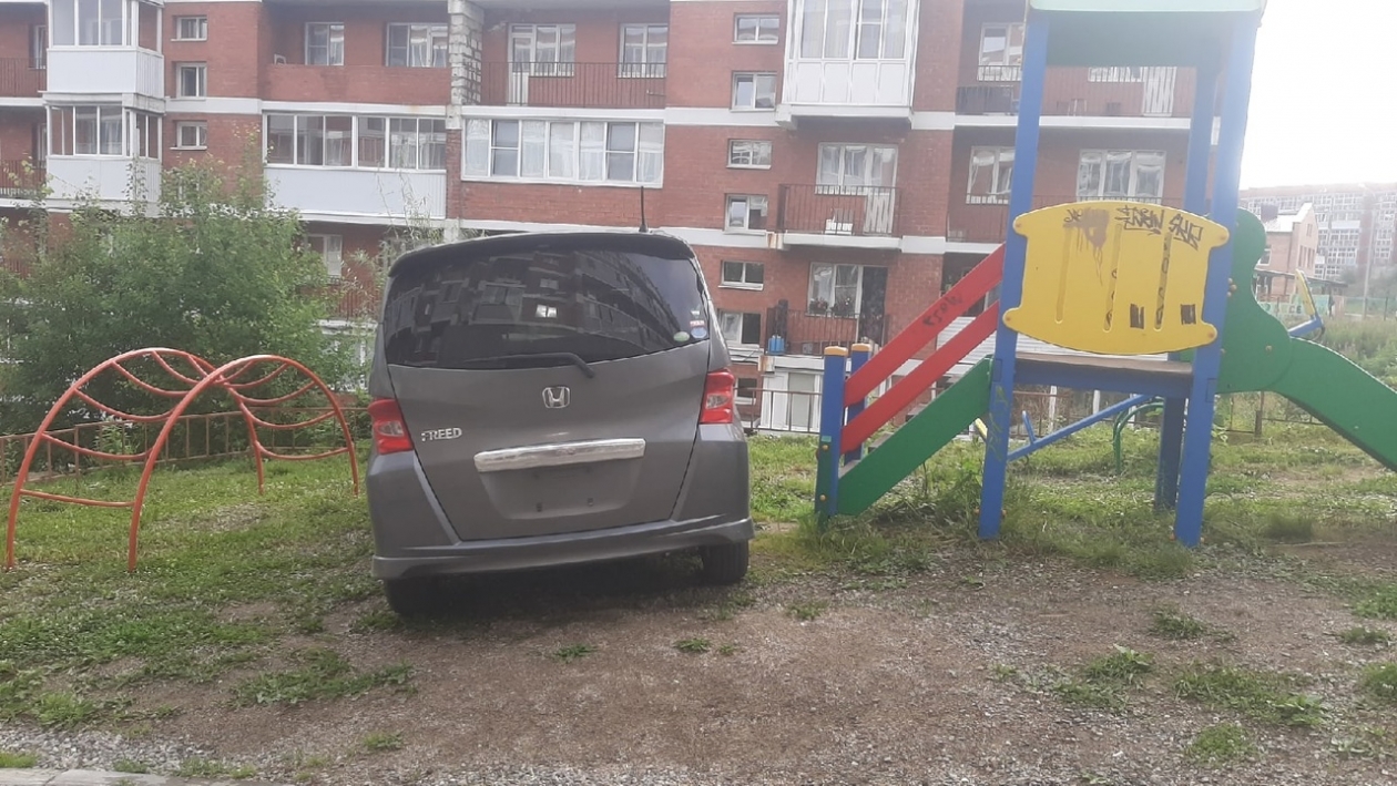 На детской площадке в Березовом