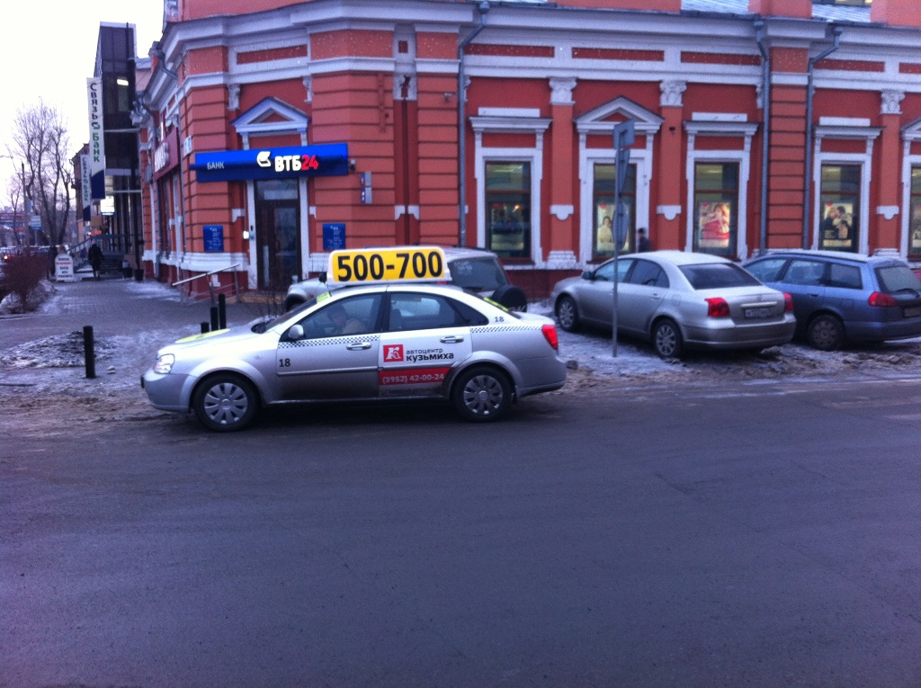 Такси стоит на пешеходном переходе