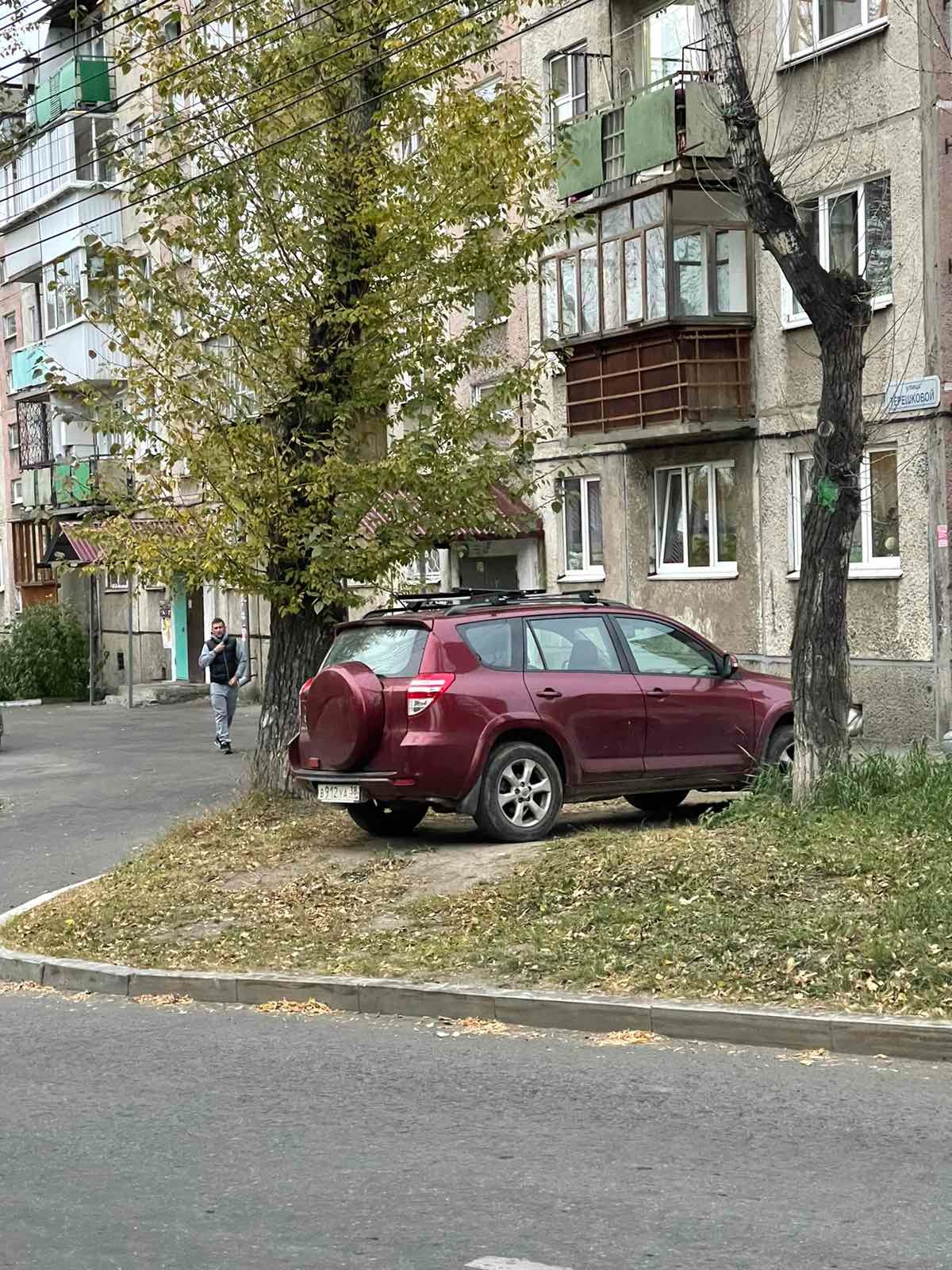 Парковка на газоне