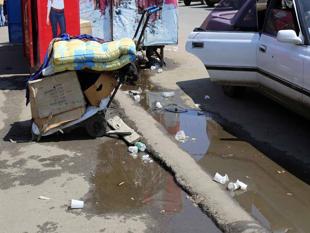 Мусор на площади Павла Чекотова, Фото с места события собственное