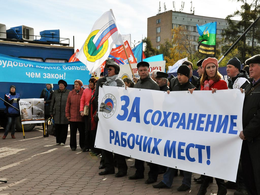 Митингующие выдвигали свои требования, направленные на создание достойных условий труда, Фото с места события собственное