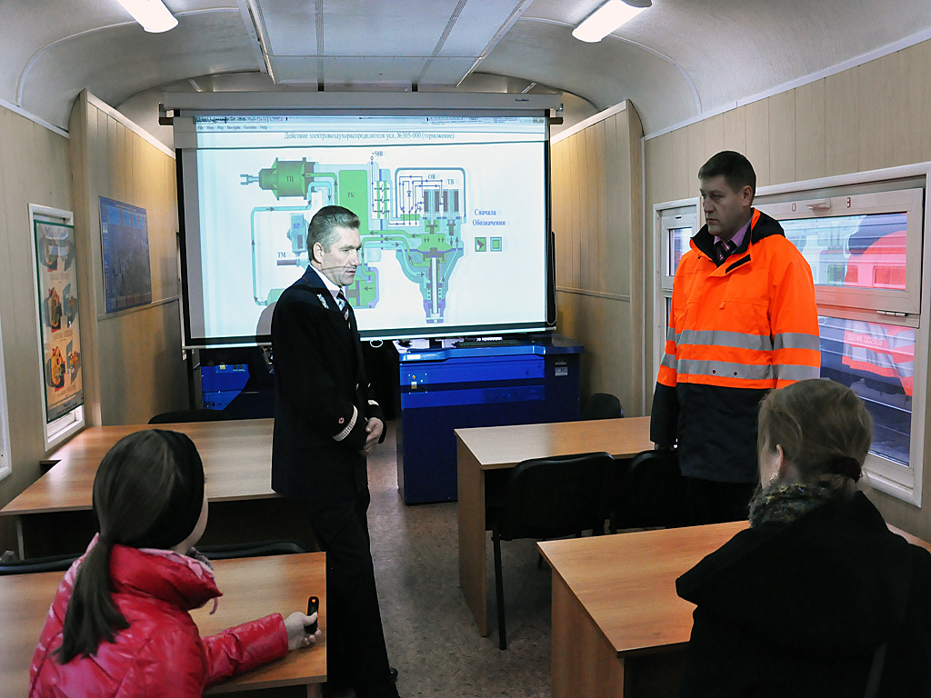 Около двух млн рублей стоит специальный тренажер для учебы локомотивных бригад в Иркутске, Фото с места события собственное