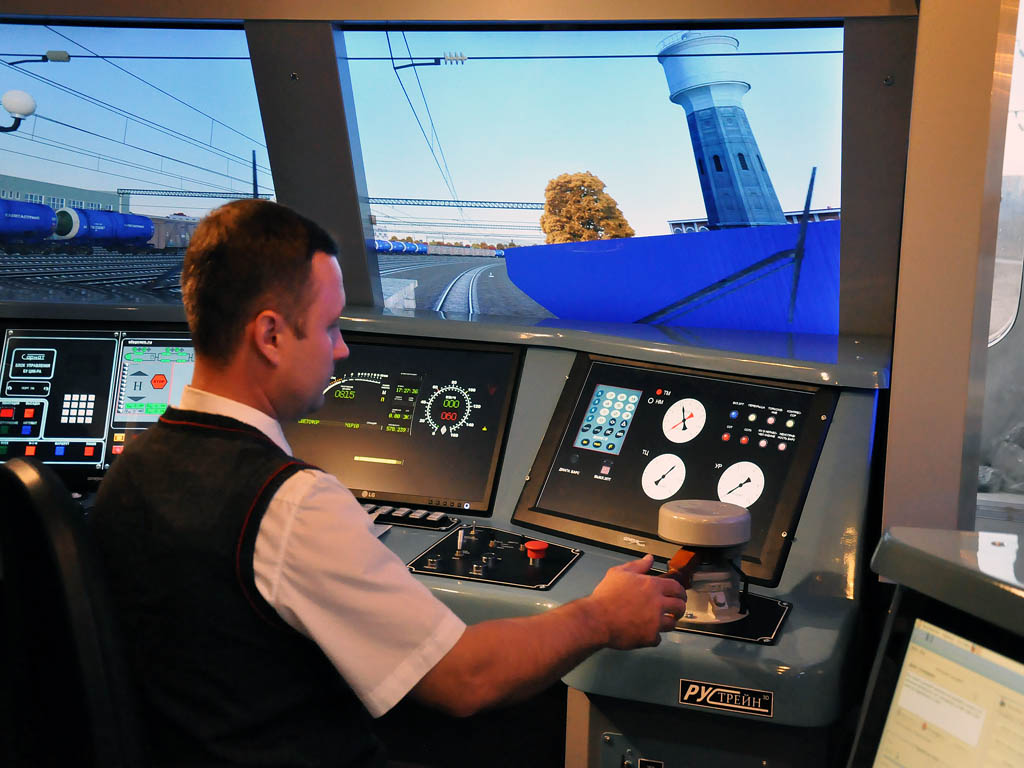 Он состоит из двух секций, оборудованных компьютерным симулятором кабины электропоезда, Фото с места события собственное