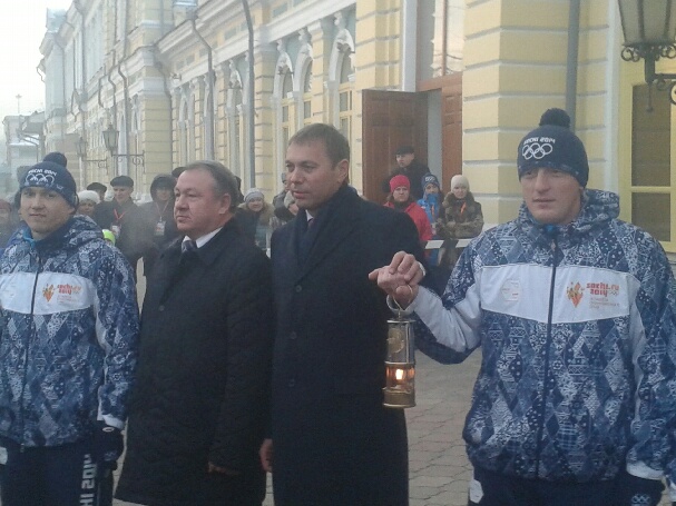 Виктор Кондрашов открывает эстафету Олимпийского огня, Фото с места события собственное