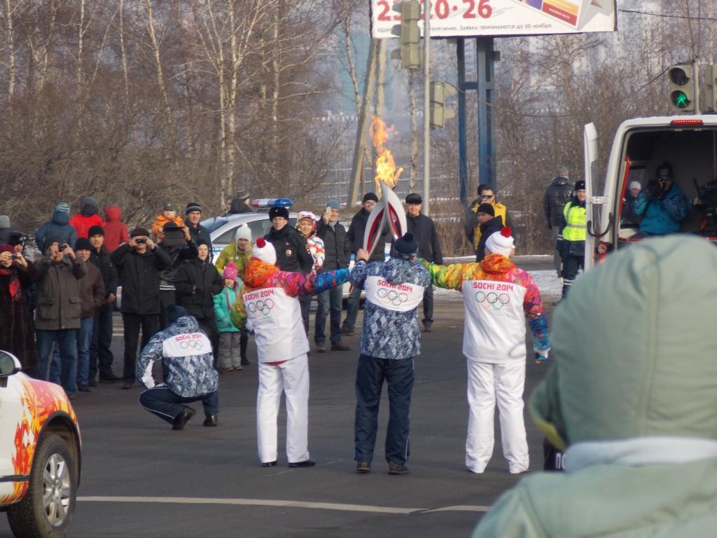 Олимпийский огонь возле плотины ГЭС, Фото с места события собственное