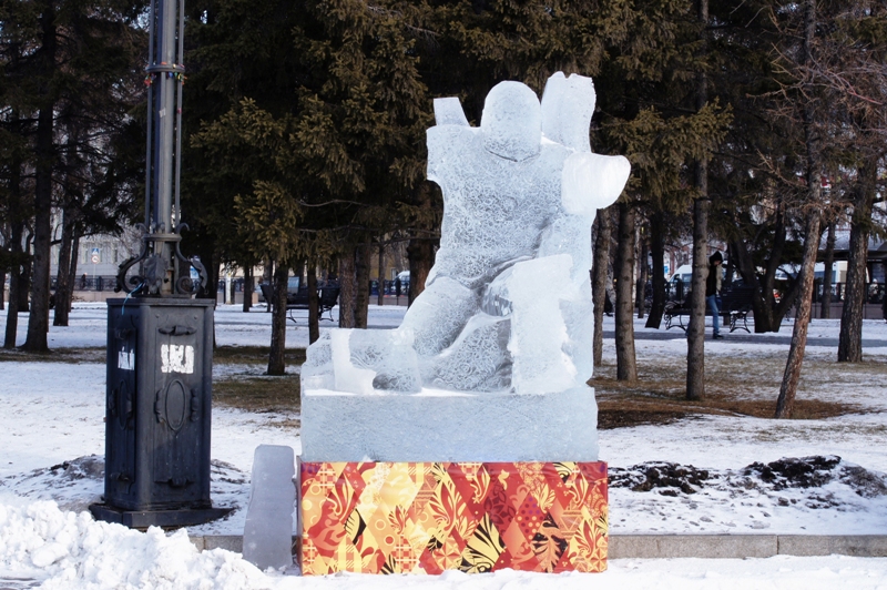 "Инвалидами" становятся ледяные фигуры в сквере Кирова в Иркутске, Фото с места события собственное