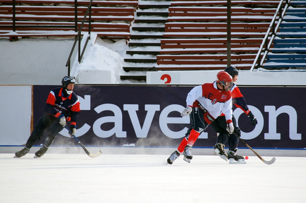 Норвегия пытается перехватить мяч, Фото с места события собственное