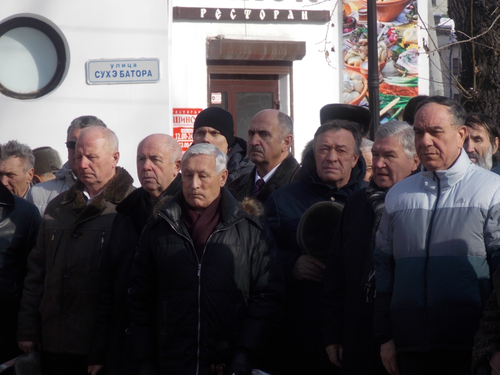 У памятника первому губернатору Иркутской области состоялся митинг , Фото с места события собственное