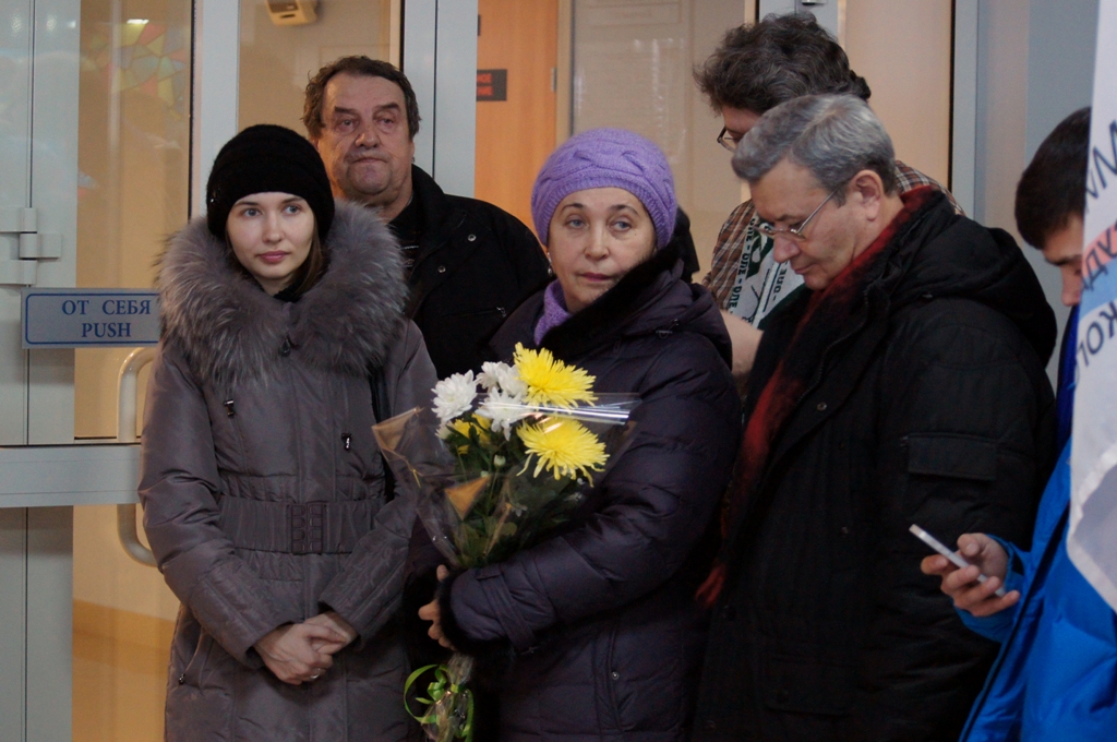 Родители, старшая сестра и тренер по легкой атлетике ждут Алексея Негодайло, Фото с места события собственное