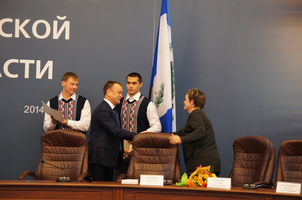 Сертификат вручают Татьяне Зубковой, Фото с места события собственное