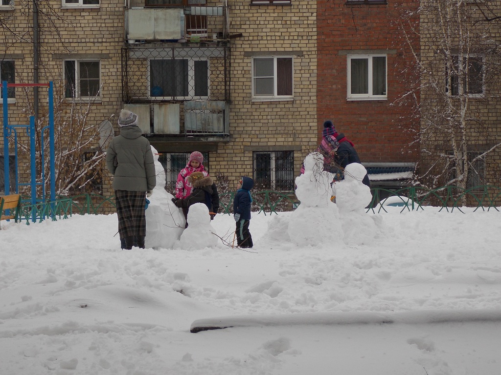 "Весенних" снеговиков налепила детвора после снегопада в Иркутске, Фото с места события собственное