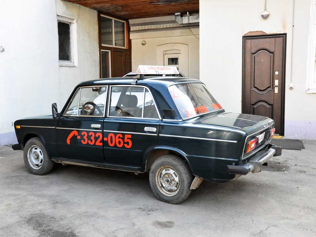 Обучение в училище проводится на российских "Жигули", Фото с места события собственное