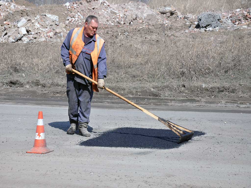 На ямы работает асфальтобетонный завод Иркутска, Фото с места события собственное