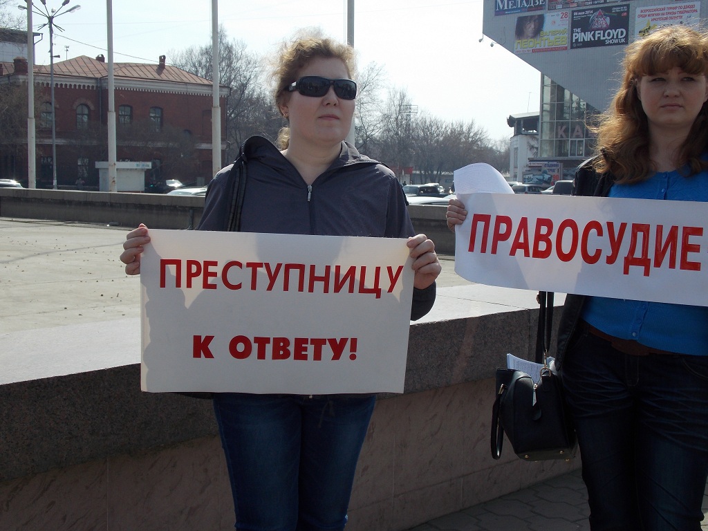 Пикет против виновницы ДТП в Листвянке под Иркутском провели родственники погибших сегодня, Фото с места события собственное