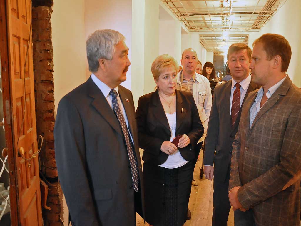 Депутаты думы Иркутска проверяют ход капремонта в школе №73, Фото с места события собственное