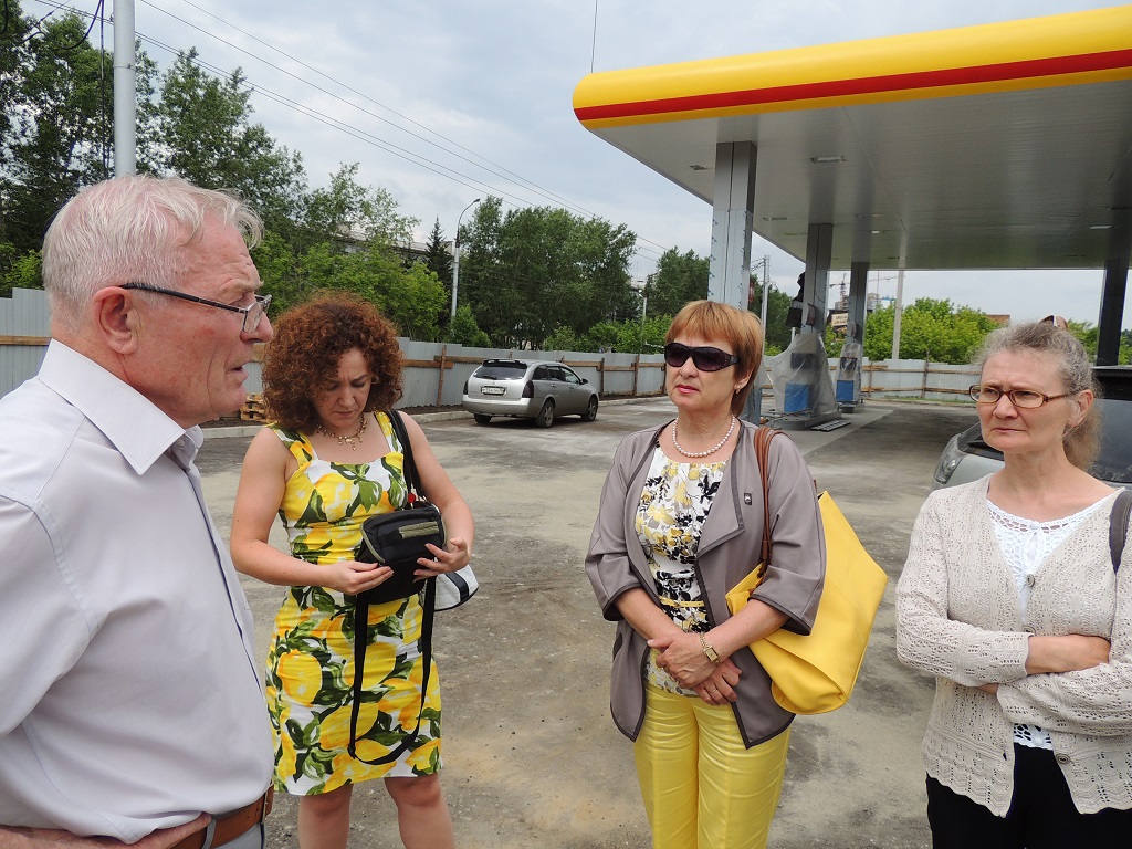 В прокуратуру решил обратиться омбудсмен после проверки АЗС в Юбилейном в Иркутске, Фото с места события собственное
