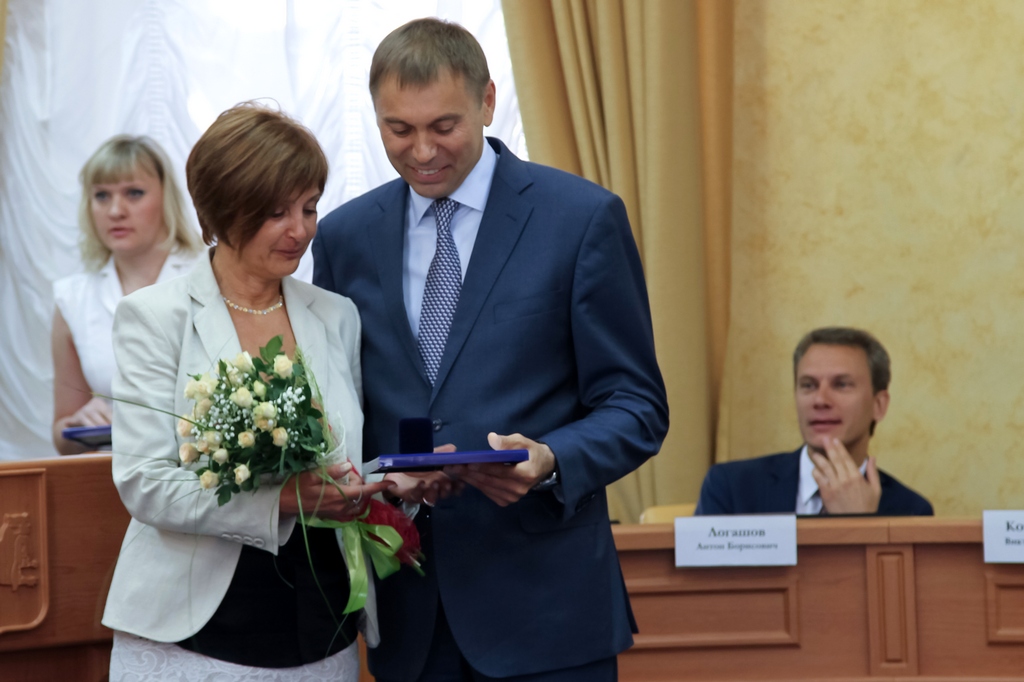 Все народные избранники от мэра города Виктора Кондрашова получили благодарственные письма, Фото с места события собственное