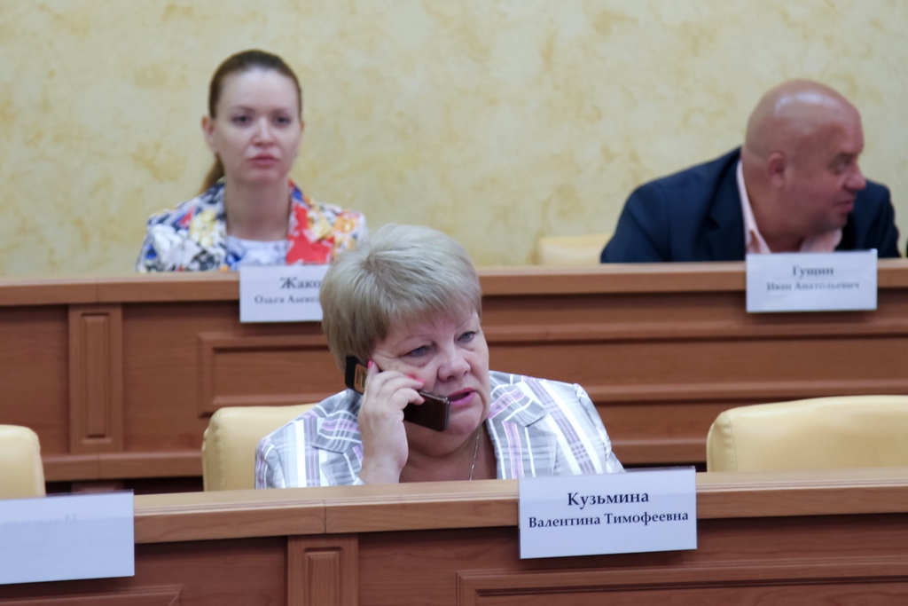 Не все депутаты снова займут свои кресла, Фото с места события из других источников