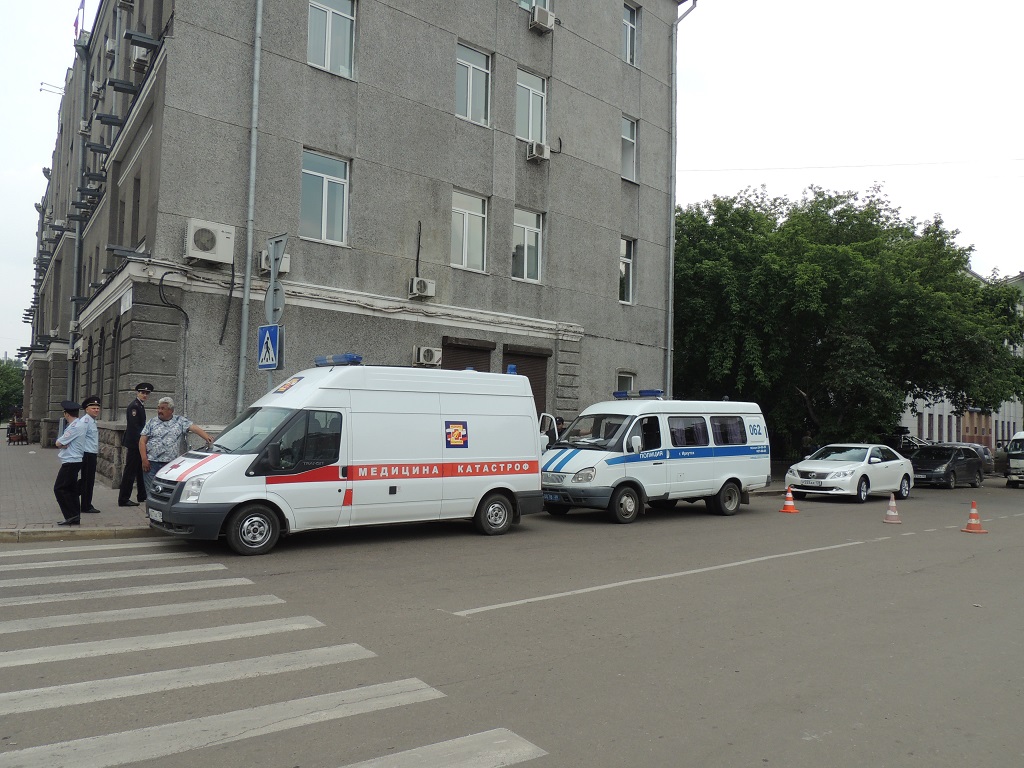 За порядком на празднике следят сотрудники полиции и скорой помощи, Фото с места события собственное