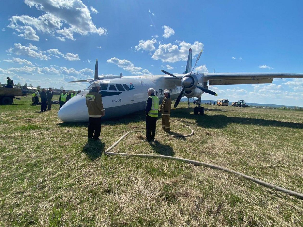 Мэр Киренского района раскрыл подробности о жесткой посадке самолета Ан-24 Пресс-служба Восточно-Сибирской транспортной прокуратуры