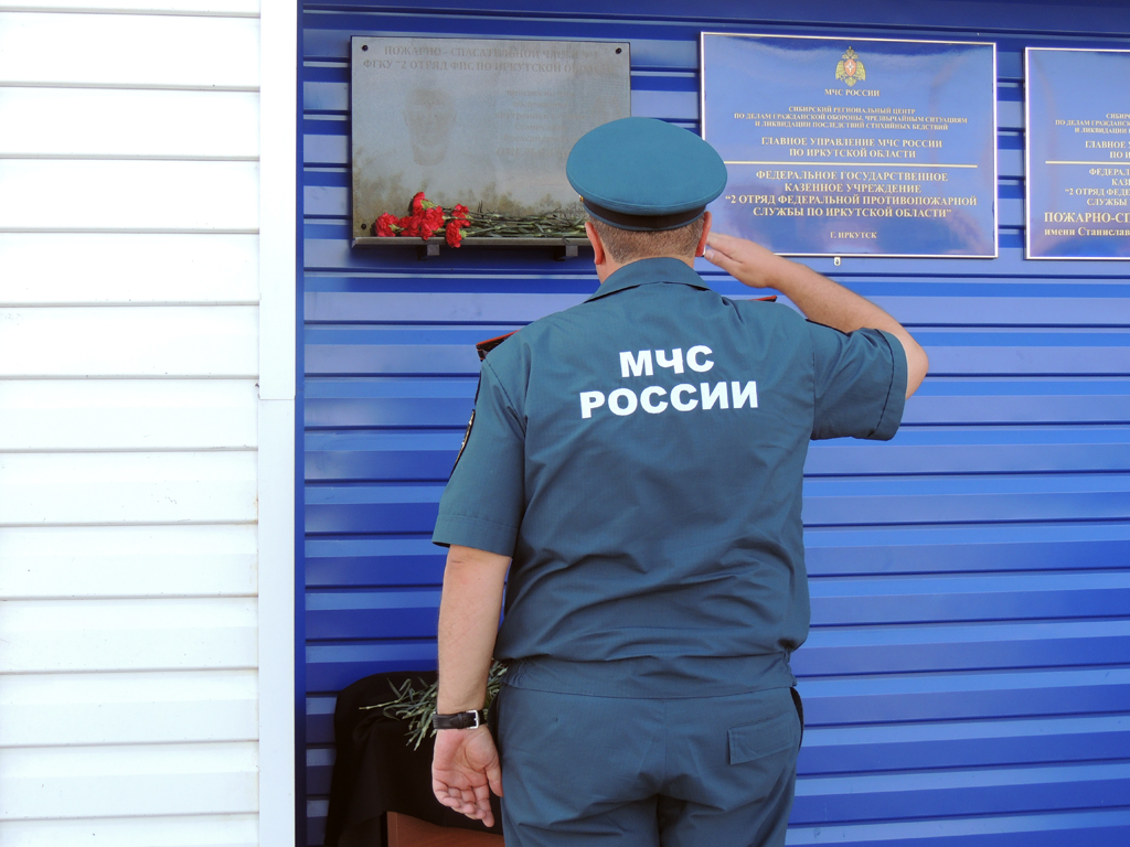 Возложение цветов к памятной доске, Фото с места события собственное