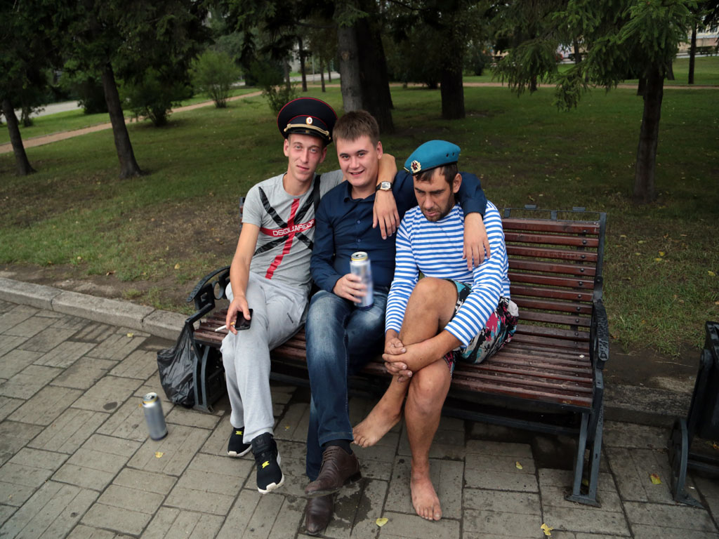 Отсутствие алкоголя в магазинах на центральных улицах не смутила десантников, Фото с места события собственное