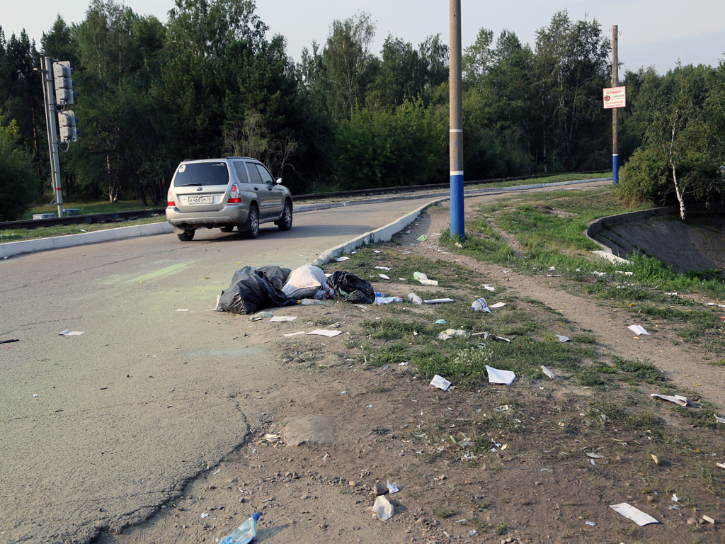 Мусор после фестиваля красок остался на улицах города, Фото с места события собственное