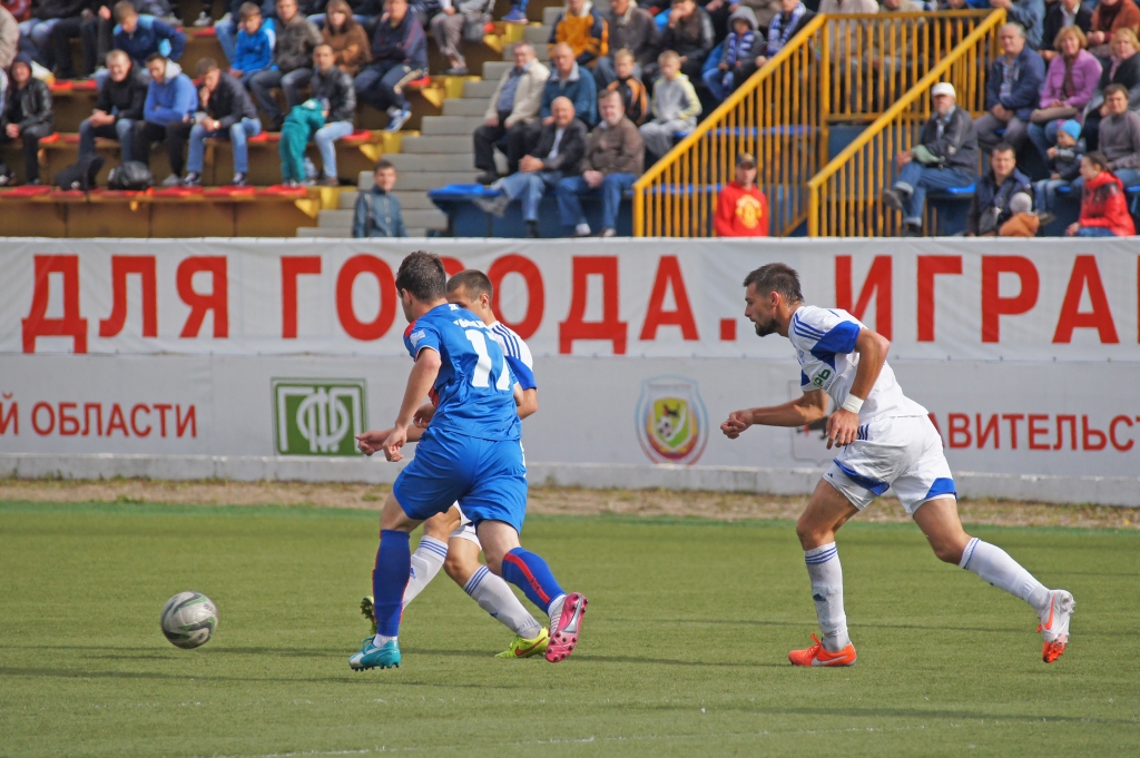 Спортсмены борются за мяч, Фото с места события собственное