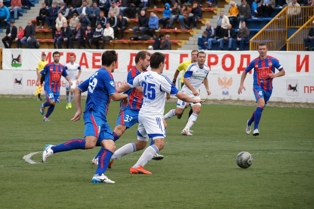 Футболисты бегут за мячом, Фото с места события собственное