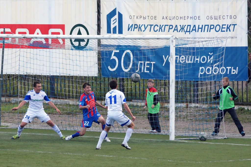 Футболисты "Байкала" у ворот "Енисея", Фото с места события собственное