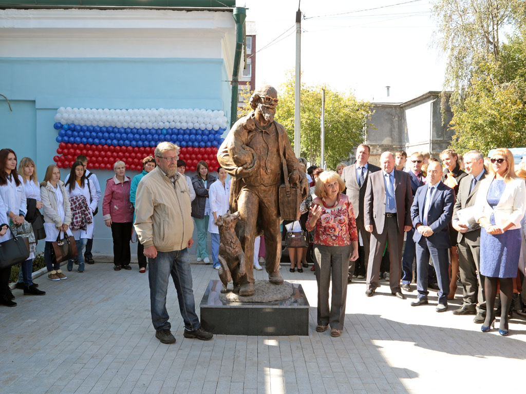 Памятник доктору Айболиту открыли в Иркутске , Фото с места события собственное