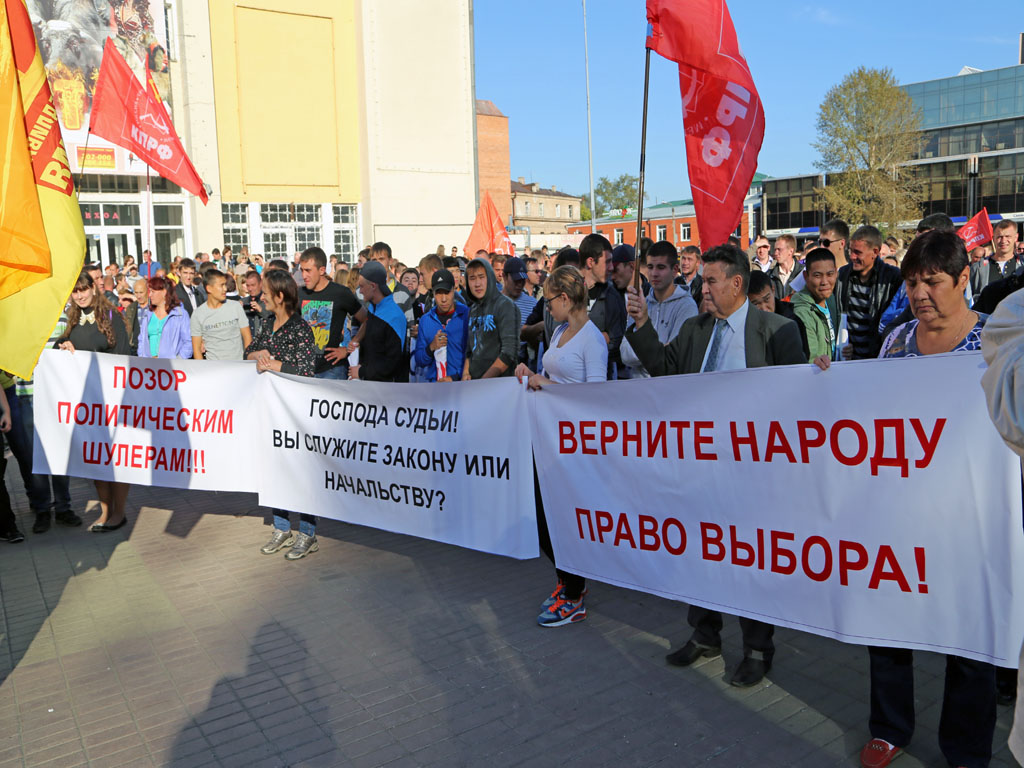 Флаги, плакаты и транспаранты держали, похоже, в основном студенты - молодые или очень молодые люди, Фото с места события собственное