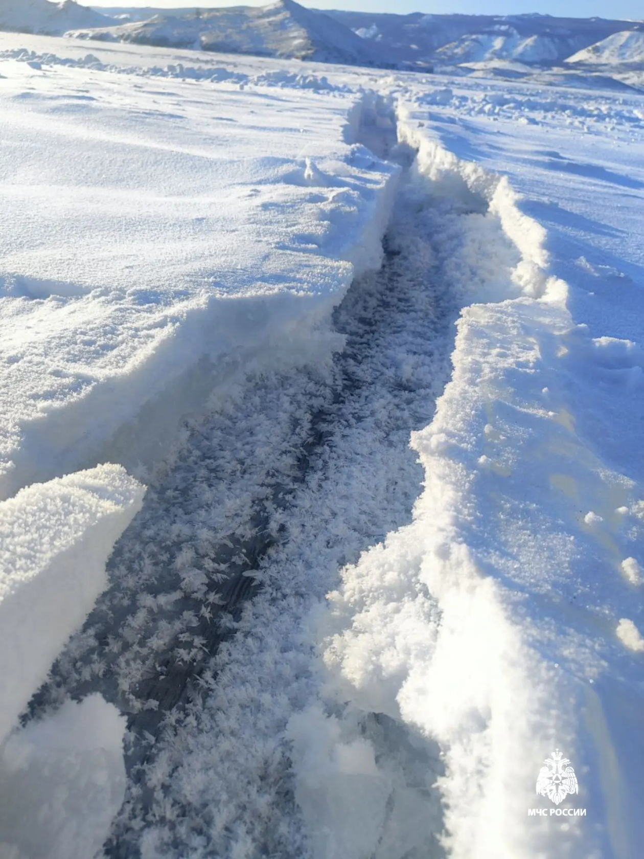 Опасная трещина образовалась на Байкале МЧС по Иркутской области