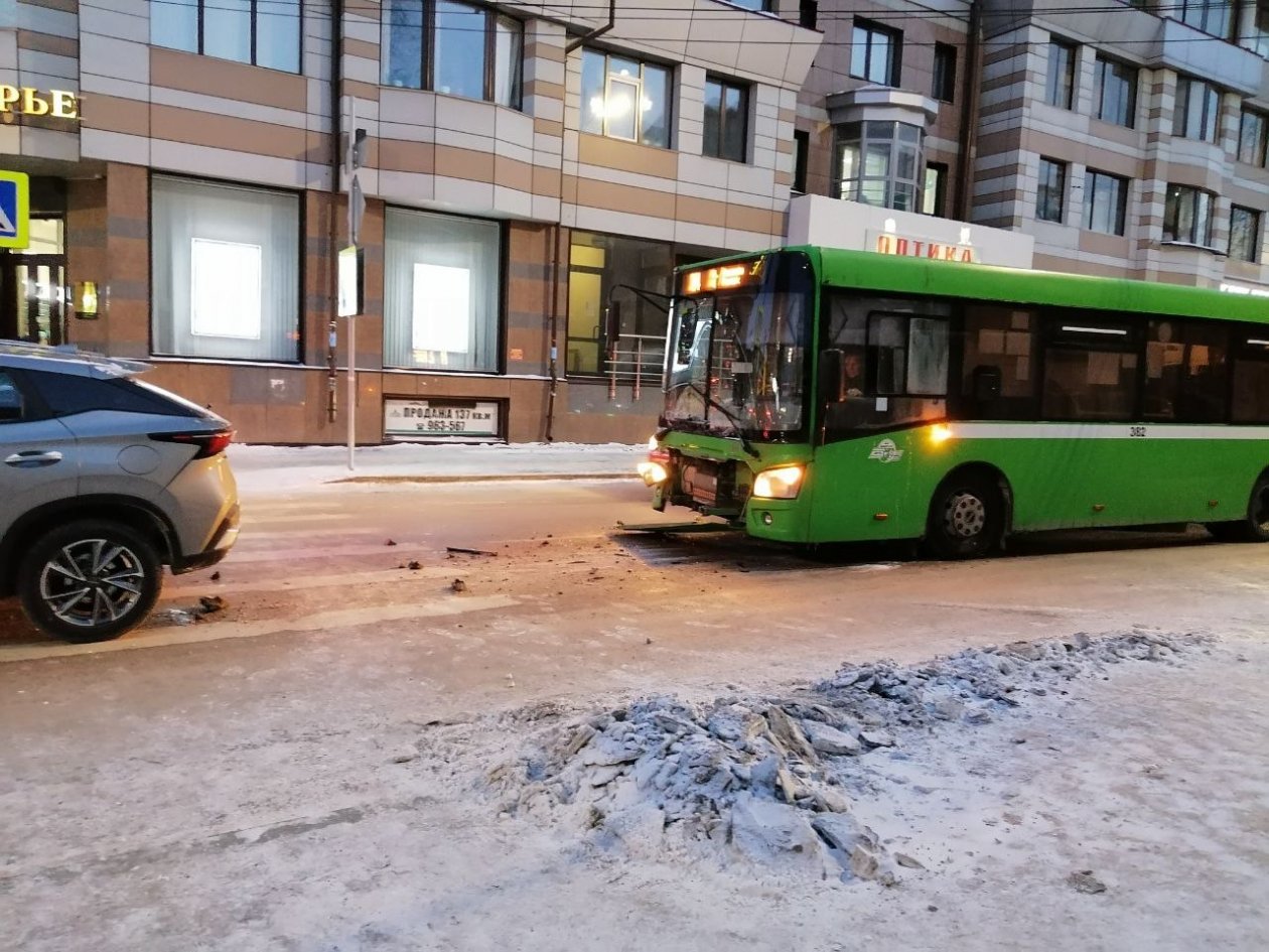 Автобус столкнулся с легковушкой в центре Иркутска ИА IrkutskMedia