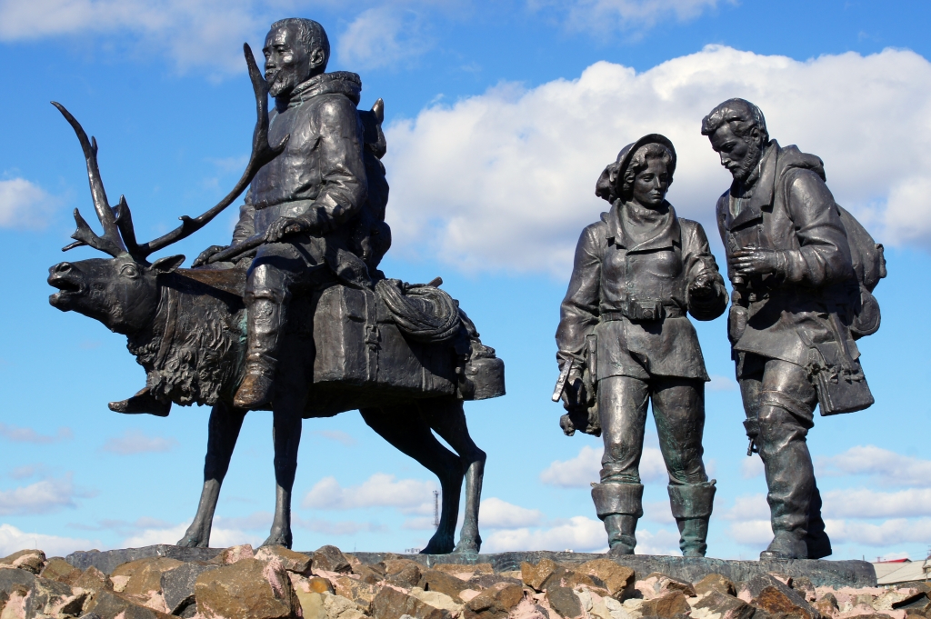 Скульптурная композиция "Каюр и геологи", Фото с места события собственное